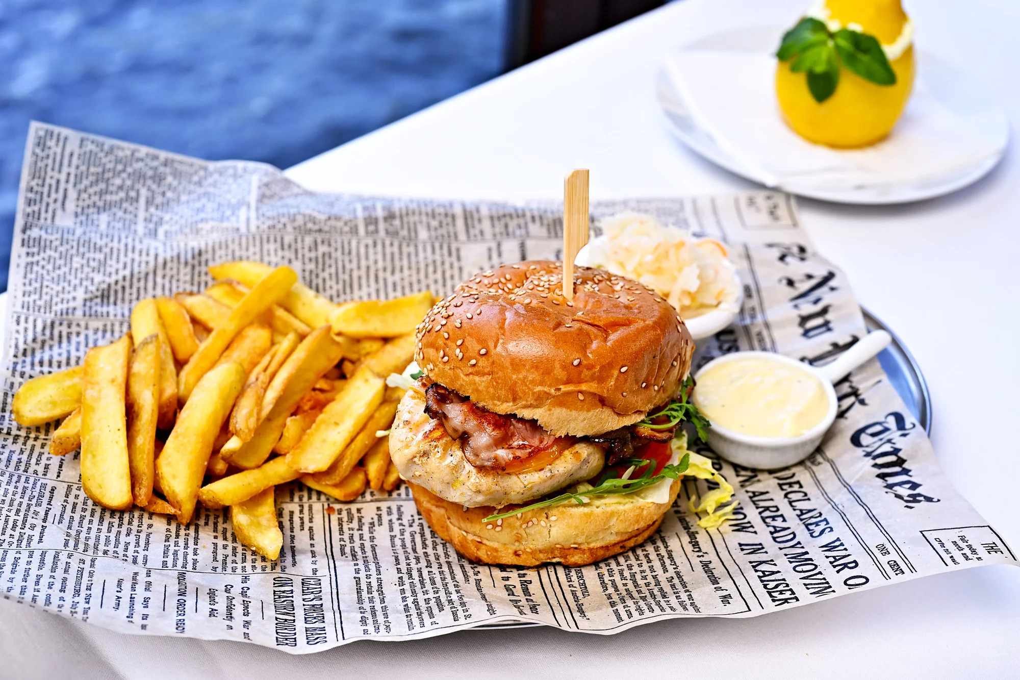 Posezení u Karlova mostu: burger podle výběru, hranolky, salát a sorbet - Obrázek 3