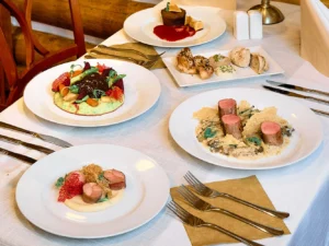 Balíčky plné romantiky pro dva: vícechodové degustační menu i s lahví sektu a privátním wellness