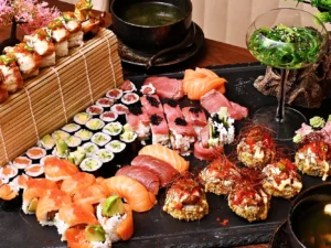 Sushi sety s 24 až 74 kousky ve smíchovské restauraci: maki, nigiri i sashimi