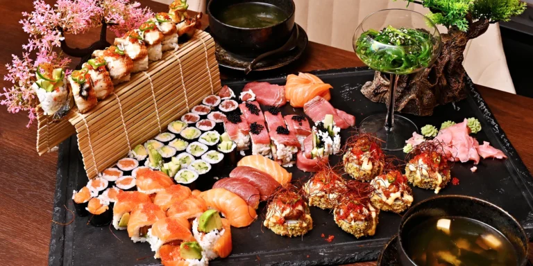Sushi sety s 24 až 74 kousky ve smíchovské restauraci: maki, nigiri i sashimi
