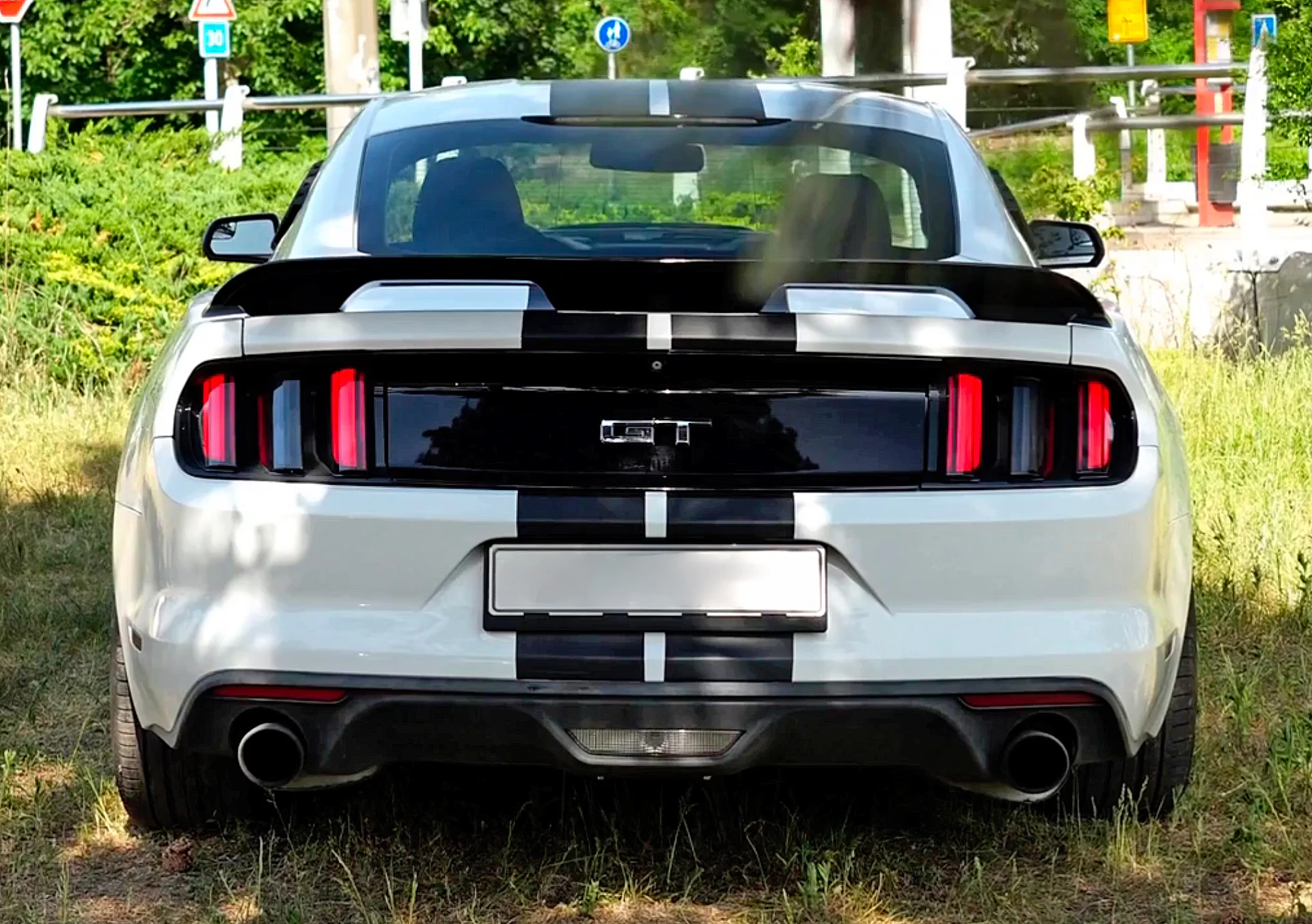 Ford Mustang Fastback GT 5.0 V8: spolujízda, řízení i pronájem - Obrázek 3