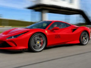 Adrenalin na okruhu v Hradci: jízda ve Ferrari, Lamborghini i Porsche, speed taxi a virtuální realita