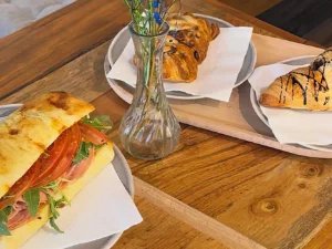Posezení na Vinohradech: káva s croissantem, slané italské dobroty i obložené talíře s vínem