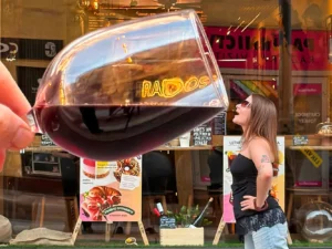Dárkový voucher do kavárny s galerií na Vinohradech v hodnotě 200 až 600 Kč