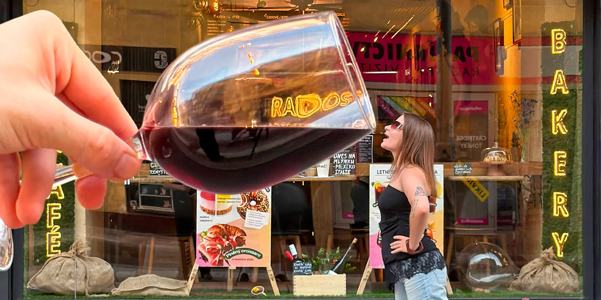 Dárkový voucher do kavárny s galerií na Vinohradech v hodnotě 200 až 600 Kč