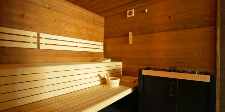 90 minut relaxace v saunách a parní komoře i varianty se vstupem do posilovny
