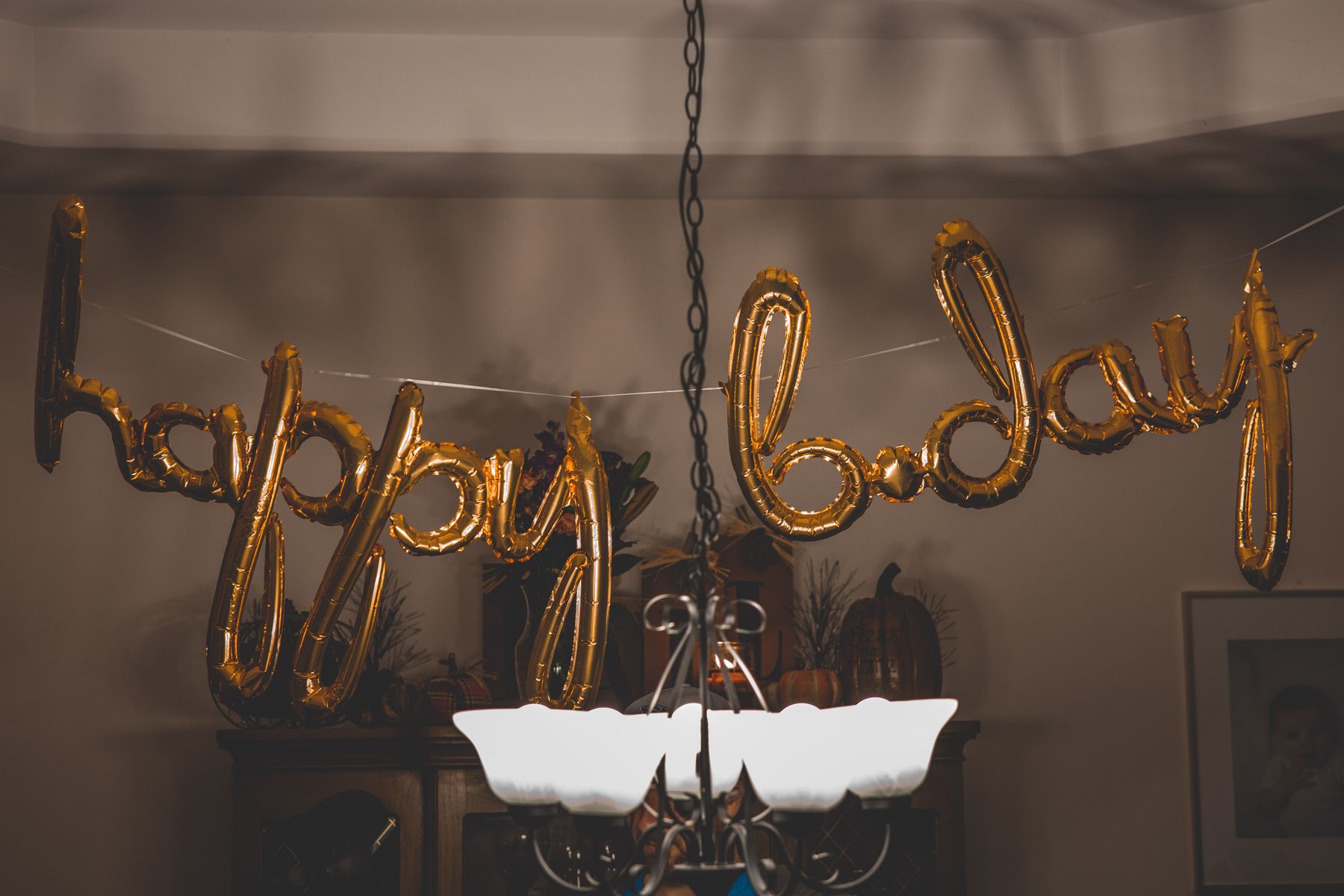 Balónky s nápisem Happy Birthday jako symbol narozeninové oslavy a dárku k narozeninám