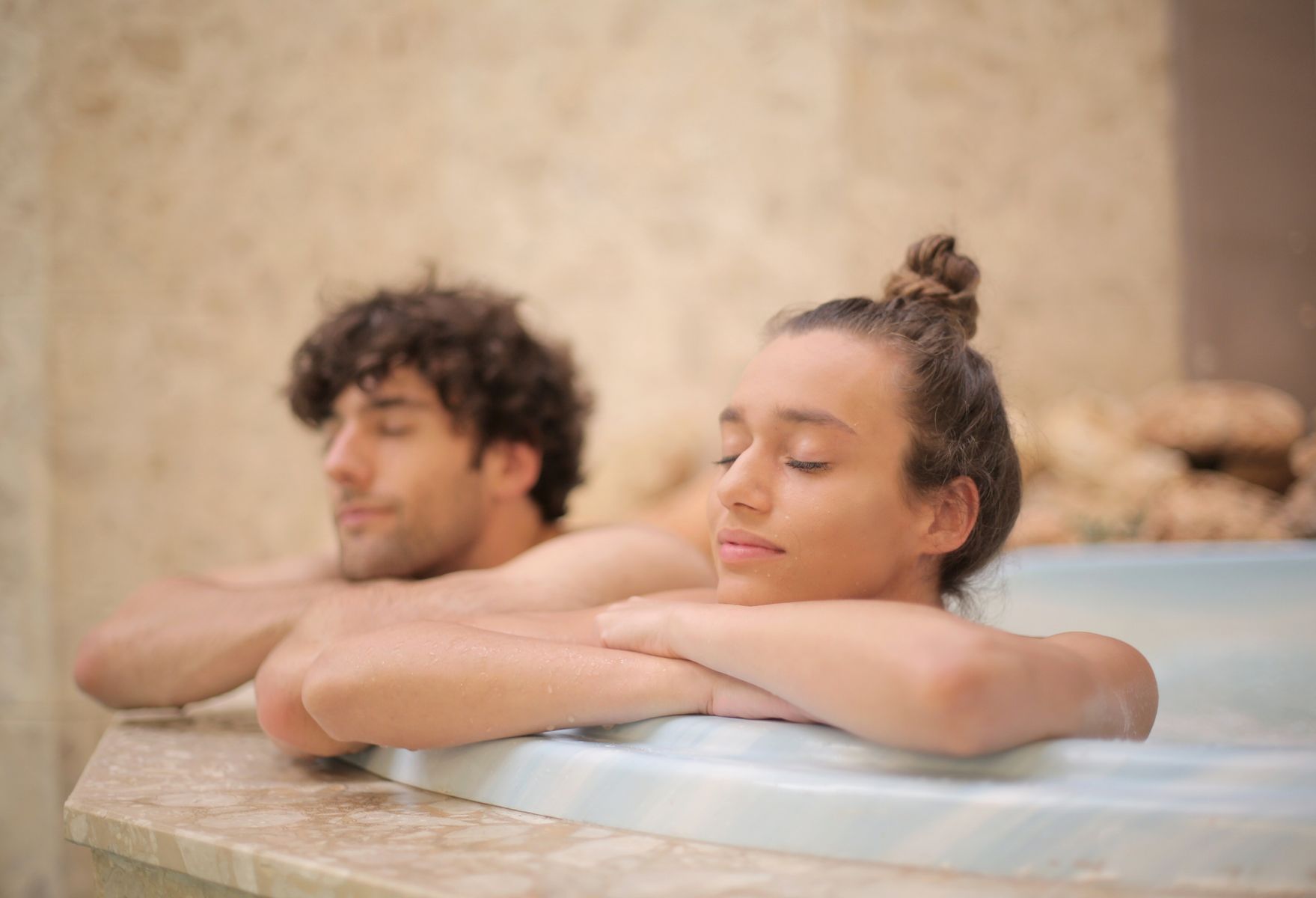 Pár relaxující ve wellness vaně během pobytu jako dárku