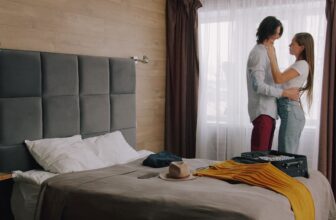 Romanticky pobyt pro dva - objimajici se par v hotelovem pokoji