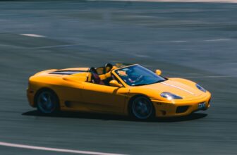 Sportovní auto na závodní trati jako symbol zážitkové jízdy - dárek pro muže