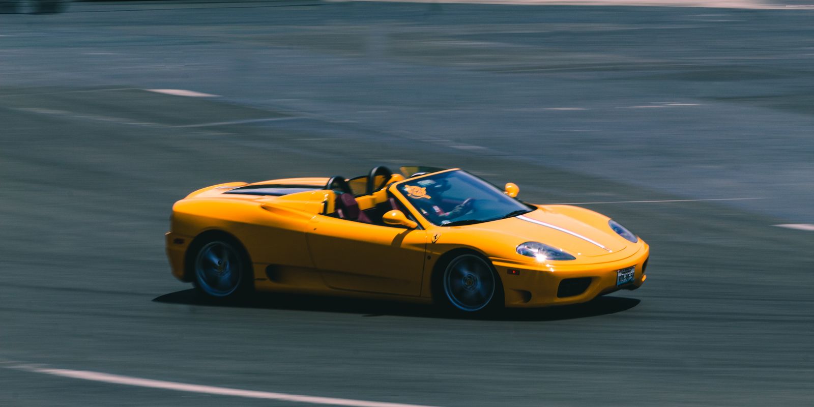 Sportovní auto na závodní trati jako symbol zážitkové jízdy - dárek pro muže